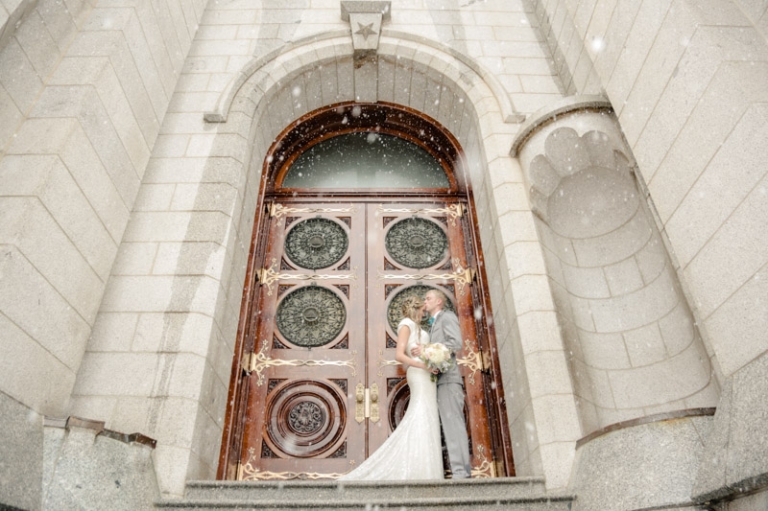 EK-Studios-Utah-Wedding-Photographers-SLC-temple-Snowy-wedding-Le-Jardin-Reception017-Blog(pp_w768_h511)