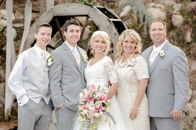 EK-Studios-Utah-Wedding-Photographers-Salt-lake-temple-wedding-quarter-length-sleve-dress032-Blog(pp_w768_h511)