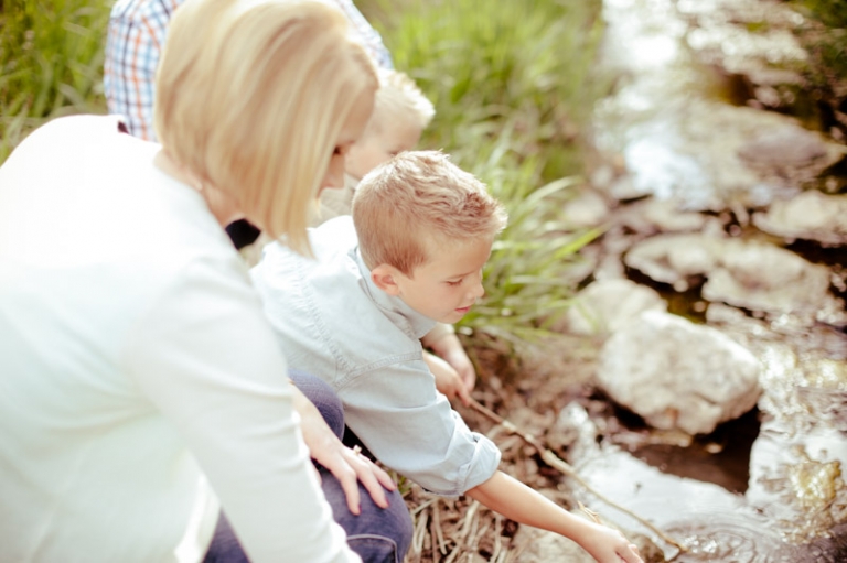 EK-Studios-Utah-Wedding-Photographers-Spring-Family-Photos-by-a-stream002-Blog(pp_w768_h511)