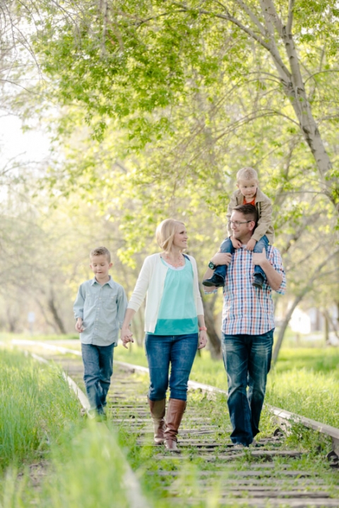 EK-Studios-Utah-Wedding-Photographers-Spring-Family-Photos-by-a-stream016-Blog(pp_w480_h720)