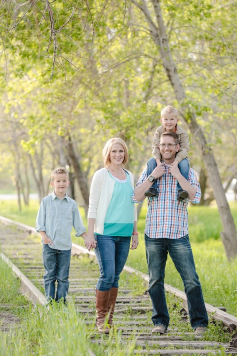 EK-Studios-Utah-Wedding-Photographers-Spring-Family-Photos-by-a-stream018-Blog(pp_w480_h720)