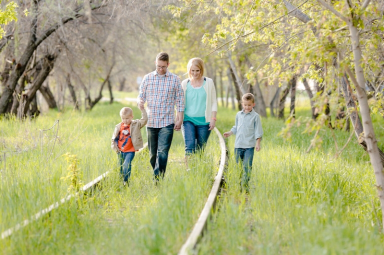 EK-Studios-Utah-Wedding-Photographers-Spring-Family-Photos-by-a-stream019-Blog(pp_w768_h511)