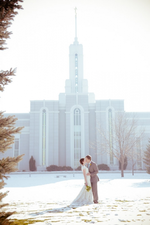 EK-Studios-Utah-Wedding-Photographers-Timpanogos-Temple-Wedding-Winter022-Blog(pp_w480_h720)
