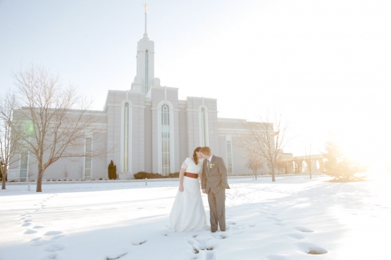 EK-Studios-Utah-Wedding-Photographers-Timpanogos-Temple-winter017-Blog(pp_w768_h511)
