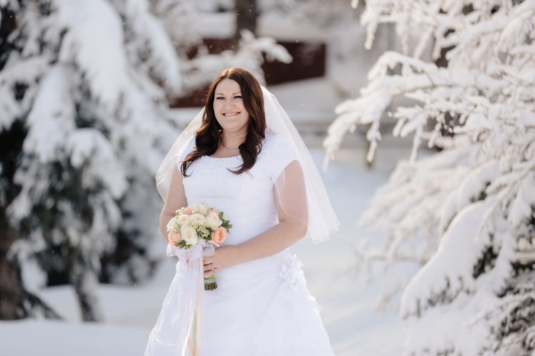 Wedding-and-Portrait-Photographer-Winter-Bridals-in-the-snow007EK1_4588-Blog(pp_w768_h511)