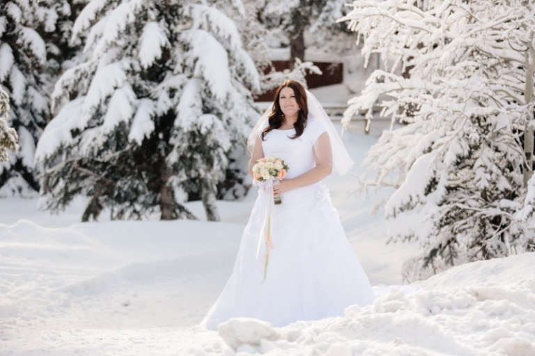 Wedding-and-Portrait-Photographer-Winter-Bridals-in-the-snow012EK1_4581-Blog(pp_w768_h511)