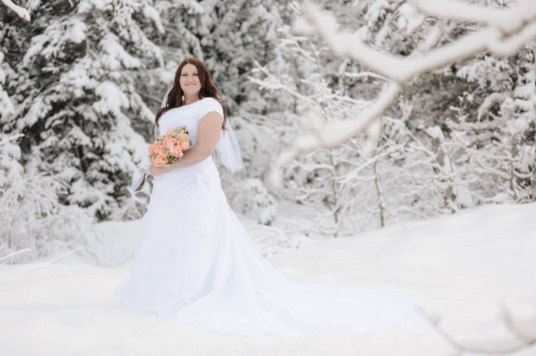 Wedding-and-Portrait-Photographer-Winter-Bridals-in-the-snow020EK1_5125-Blog(pp_w768_h511)