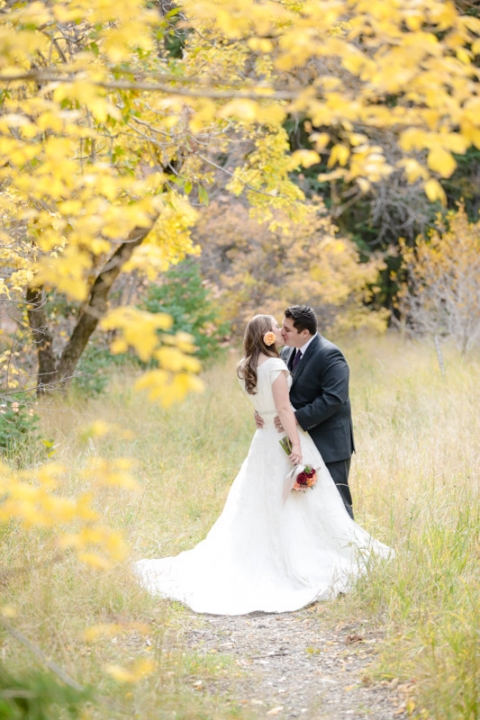 EK-Studios-Utah-Wedding-Photographers-Fall-Bridals-in-the-canyon010-Blog(pp_w480_h720)
