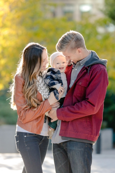 EK-Studios-Utah-Wedding-Photographers-Family-Photos-in-the-city-Gallivan-Center-SLC005-Blog(pp_w480_h720)