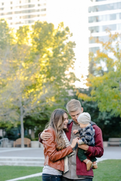 EK-Studios-Utah-Wedding-Photographers-Family-Photos-in-the-city-Gallivan-Center-SLC022-Blog(pp_w480_h720)