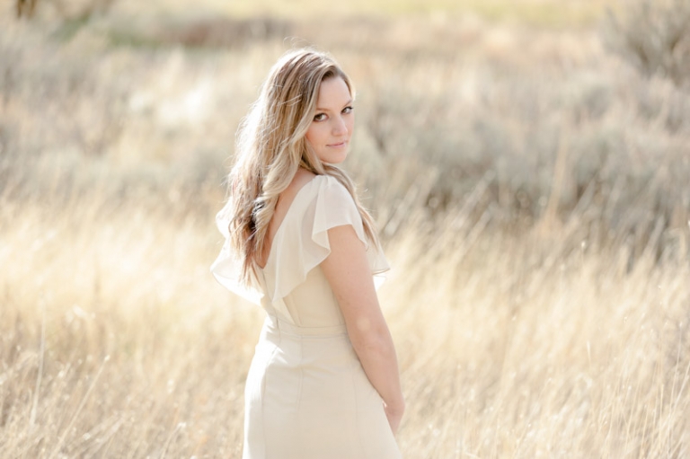 EK-Studios-Utah-Wedding-Photographers-Sunkissed-Bridals-in-a-field012-Blog(pp_w768_h511)