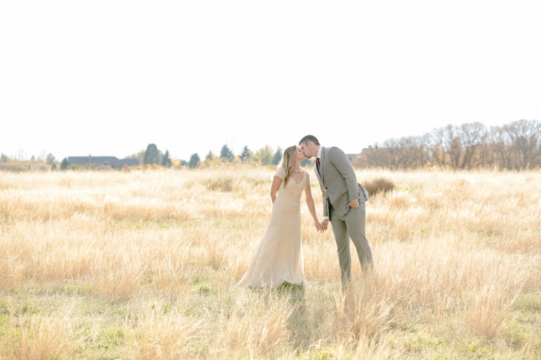 EK-Studios-Utah-Wedding-Photographers-Sunkissed-Bridals-in-a-field018-Blog(pp_w768_h511)