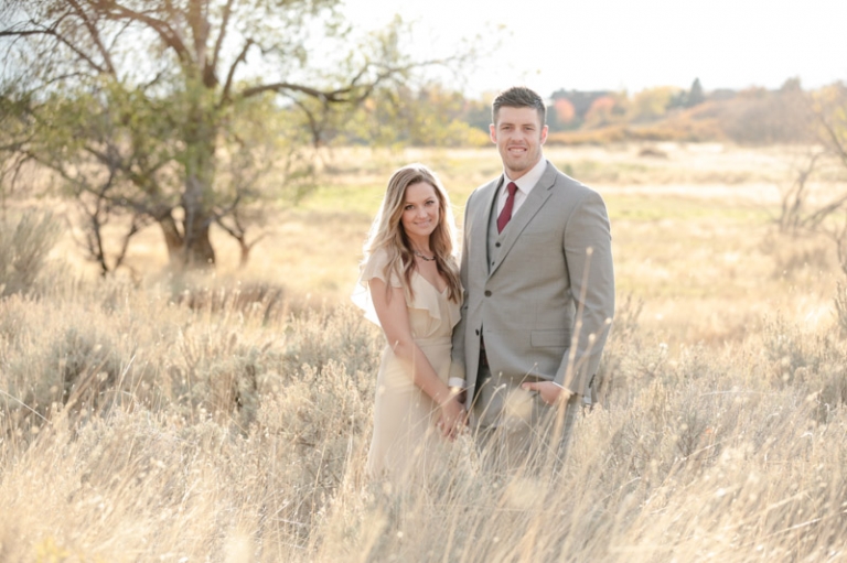 EK-Studios-Utah-Wedding-Photographers-Sunkissed-Bridals-in-a-field019-Blog(pp_w768_h511)