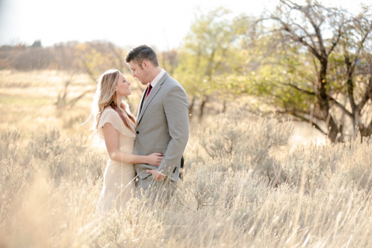 EK-Studios-Utah-Wedding-Photographers-Sunkissed-Bridals-in-a-field020-Blog(pp_w768_h511)