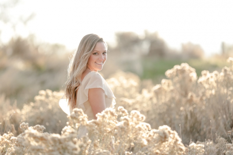 EK-Studios-Utah-Wedding-Photographers-Sunkissed-Bridals-in-a-field023-Blog(pp_w768_h511)