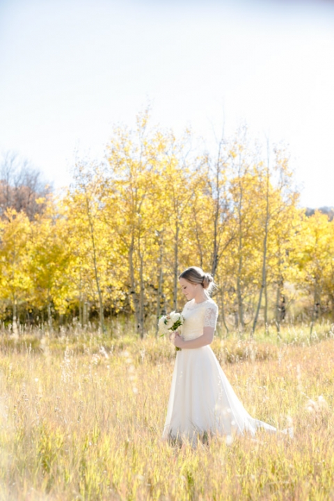 EK-Studios-Utah-Wedding-Photographers-Fall-bridals-in-a-meadow007-Blog(pp_w480_h720)