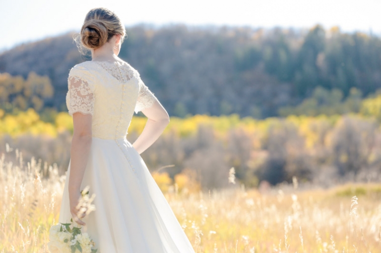 EK-Studios-Utah-Wedding-Photographers-Fall-bridals-in-a-meadow010-Blog(pp_w768_h511)