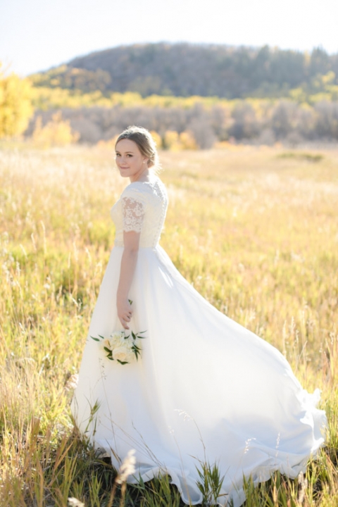 EK-Studios-Utah-Wedding-Photographers-Fall-bridals-in-a-meadow012-Blog(pp_w480_h720)