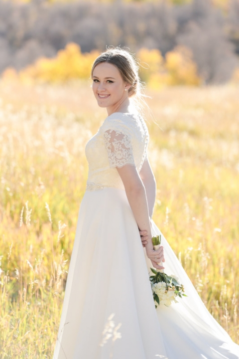 EK-Studios-Utah-Wedding-Photographers-Fall-bridals-in-a-meadow015-Blog(pp_w480_h720)