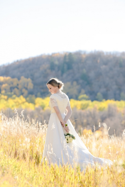 EK-Studios-Utah-Wedding-Photographers-Fall-bridals-in-a-meadow016-Blog(pp_w480_h720)
