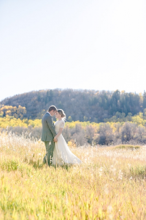 EK-Studios-Utah-Wedding-Photographers-Fall-bridals-in-a-meadow018-Blog(pp_w480_h720)