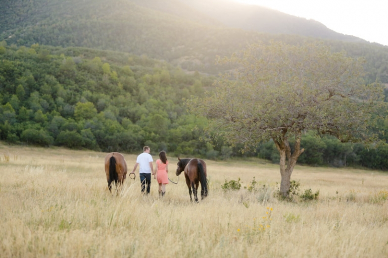 EK-Studios-Utah-Wedding-Photographers-Engagements-with-horses-in-the-mountains024-Blog(pp_w768_h511)
