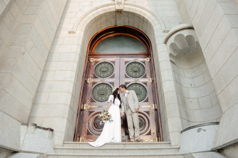 EK-Studios-Utah-Wedding-Photographers-Lion-House-Garden-Ring-Ceremony-013-Blog(pp_w768_h511)