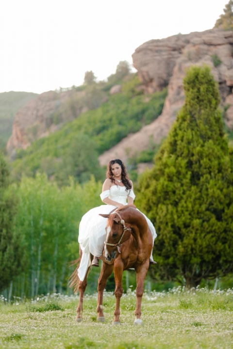 EK-Studios-Utah-Wedding-Photographers-red-cliff-ranch-heber-bridals-with-horse027-Blog(pp_w480_h720)