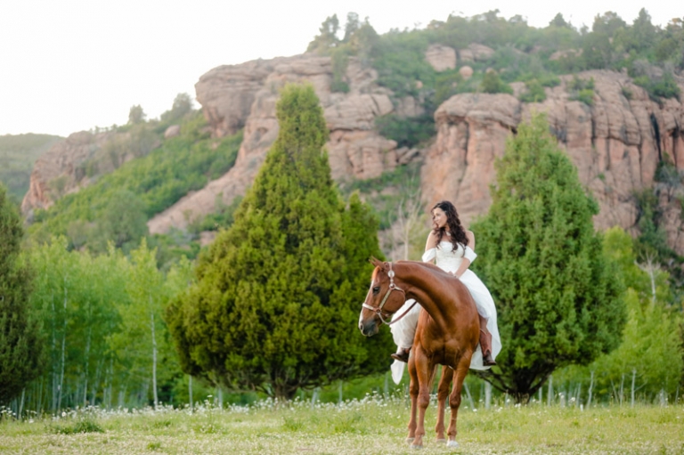 EK-Studios-Utah-Wedding-Photographers-red-cliff-ranch-heber-bridals-with-horse028-Blog(pp_w768_h511)