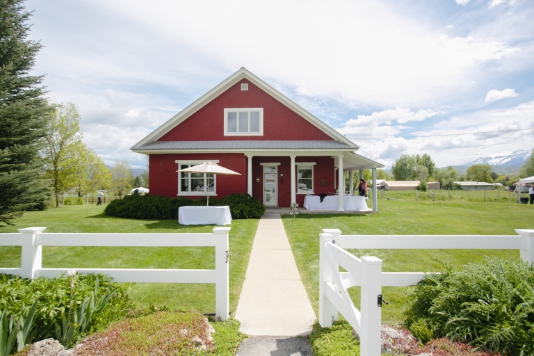 EK-Studios-Utah-Wedding-Photographers-Backyard-barn-wedding001-Blog(pp_w768_h512)