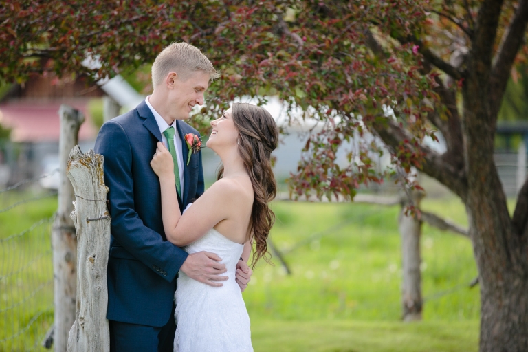 EK-Studios-Utah-Wedding-Photographers-Backyard-barn-wedding047-Blog(pp_w768_h512)