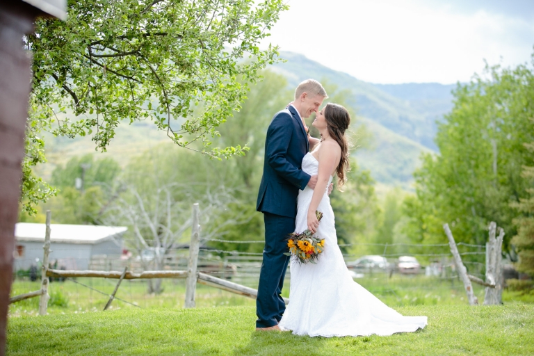 EK-Studios-Utah-Wedding-Photographers-Backyard-barn-wedding048-Blog(pp_w768_h512)