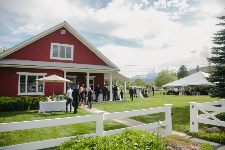 EK-Studios-Utah-Wedding-Photographers-Backyard-barn-wedding055-Blog(pp_w768_h512)