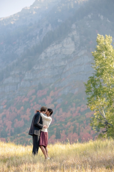 Wedding-and-Portrait-Photographer-Fall-engagements-UT0260R0A4720-Blog(pp_w480_h720)