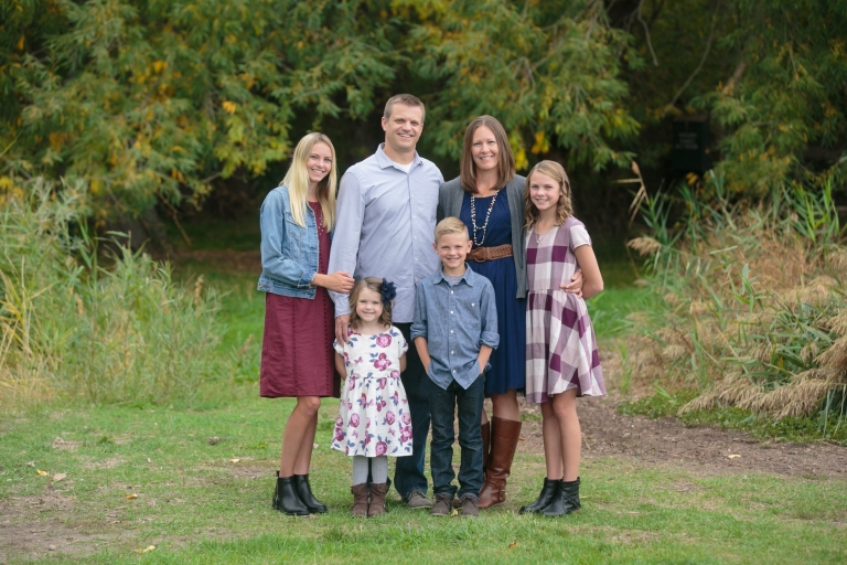 EK-Studios-Utah-Wedding-Photographers-Fall-Family-Photos-outfit-ideas010-Blog(pp_w768_h512)