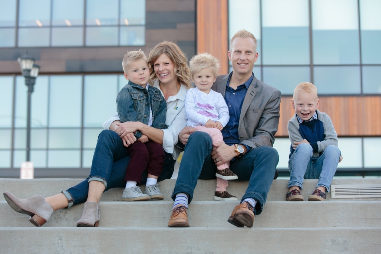 EK-Studios-Utah-Wedding-Photographers-City-Family-Photos-ice-cream-fun-ideas005-Blog(pp_w768_h512)