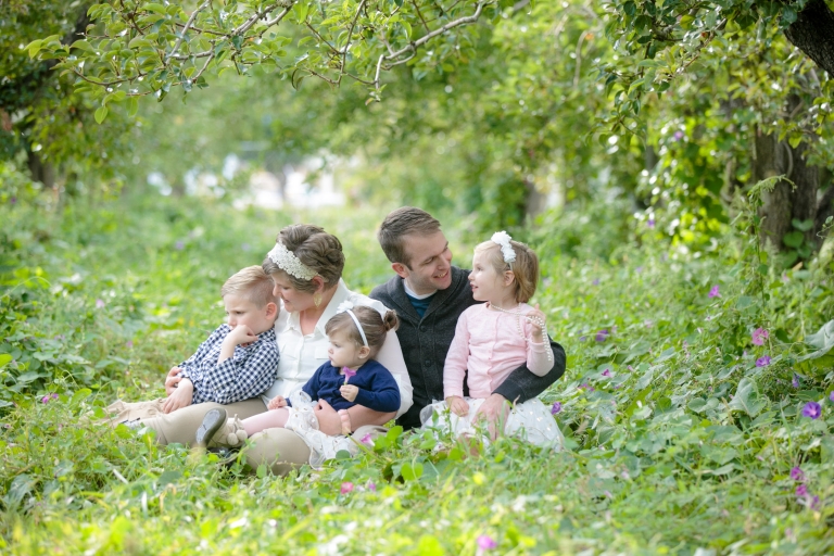 EK-Studios-Utah-Wedding-Photographers-cute-Family-photos-orchard005-Blog(pp_w768_h512)