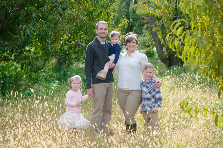 EK-Studios-Utah-Wedding-Photographers-cute-Family-photos-orchard011-Blog(pp_w768_h512)