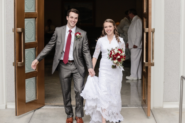 EK-Studios-Utah-Wedding-Photographers-Timpanogos-Temple-Wedding-winter005-Blog(pp_w768_h512)
