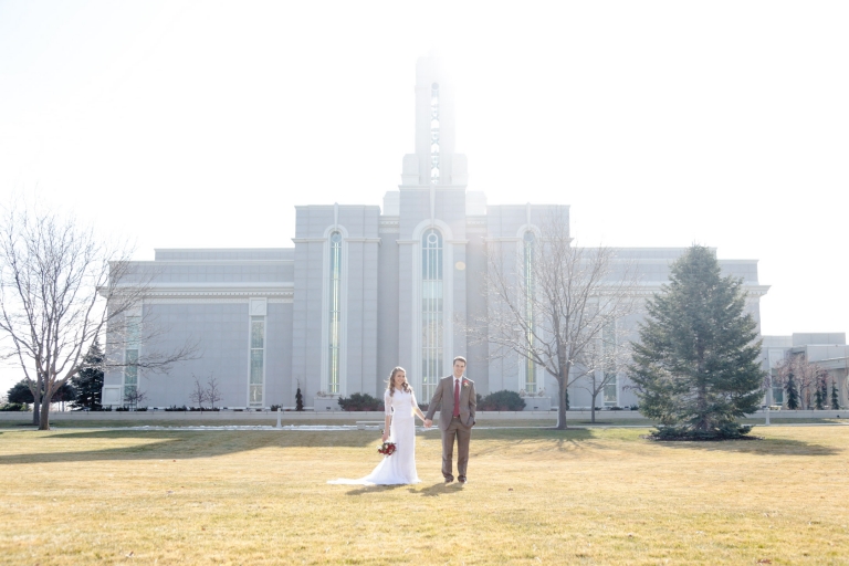 EK-Studios-Utah-Wedding-Photographers-Timpanogos-Temple-Wedding-winter021-Blog(pp_w768_h512)