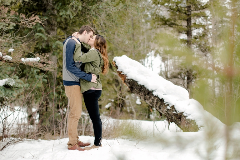 EK-Studios-Utah-Wedding-Photographers-winter-Engagements-in-the-mountains-utah010-Blog(pp_w768_h512)