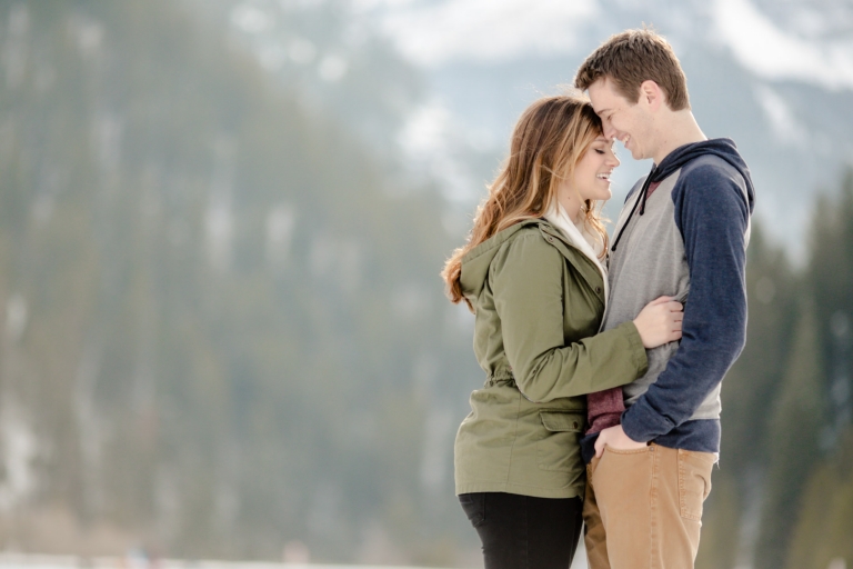 EK-Studios-Utah-Wedding-Photographers-winter-Engagements-in-the-mountains-utah016-Blog(pp_w768_h512)