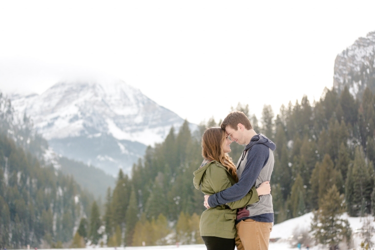 EK-Studios-Utah-Wedding-Photographers-winter-Engagements-in-the-mountains-utah018-Blog(pp_w768_h512)