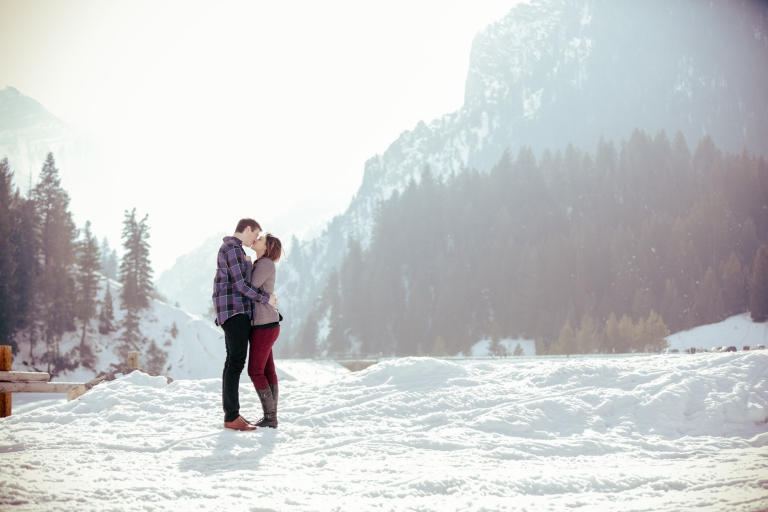 EK-Studios-Utah-Wedding-Photographers-winter-Engagements-in-the-mountains-utah019-Blog(pp_w768_h512)