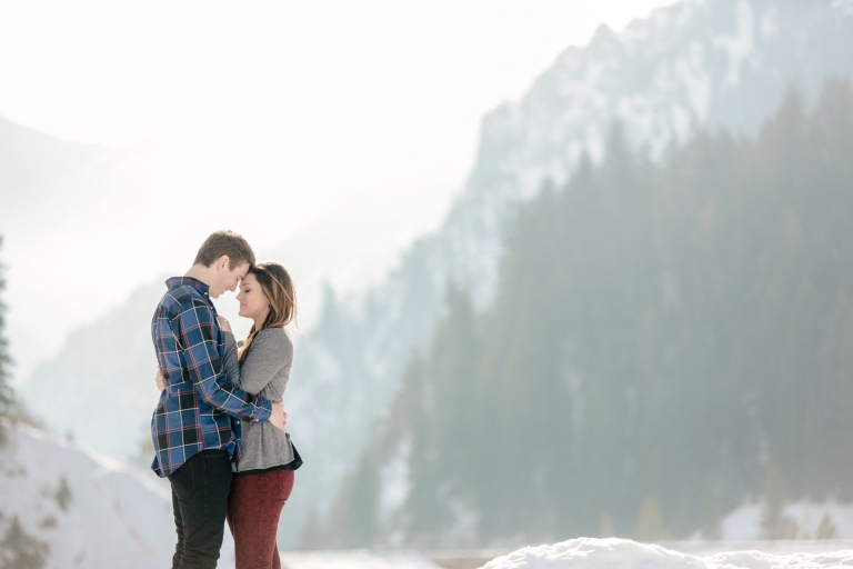EK-Studios-Utah-Wedding-Photographers-winter-Engagements-in-the-mountains-utah022-Blog(pp_w768_h512)