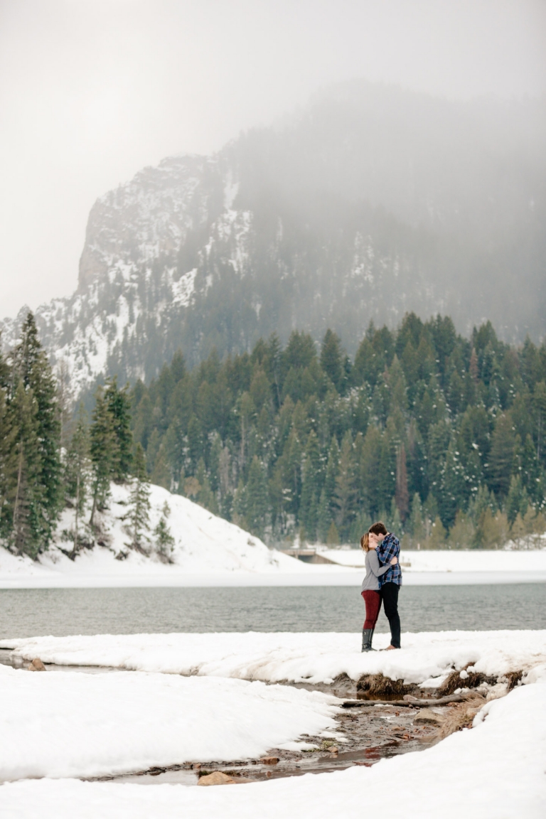EK-Studios-Utah-Wedding-Photographers-winter-Engagements-in-the-mountains-utah025-Blog(pp_w768_h1152)