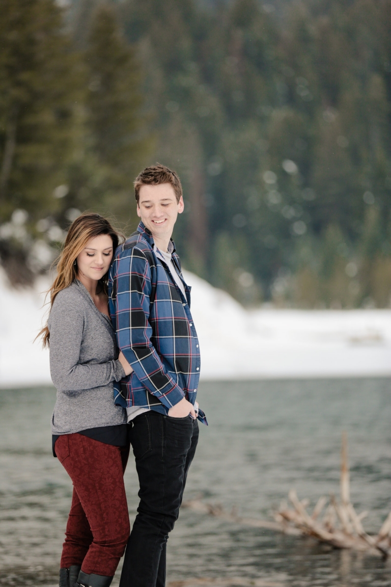 EK-Studios-Utah-Wedding-Photographers-winter-Engagements-in-the-mountains-utah026-Blog(pp_w768_h1152)