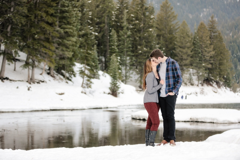 EK-Studios-Utah-Wedding-Photographers-winter-Engagements-in-the-mountains-utah027-Blog(pp_w768_h512)