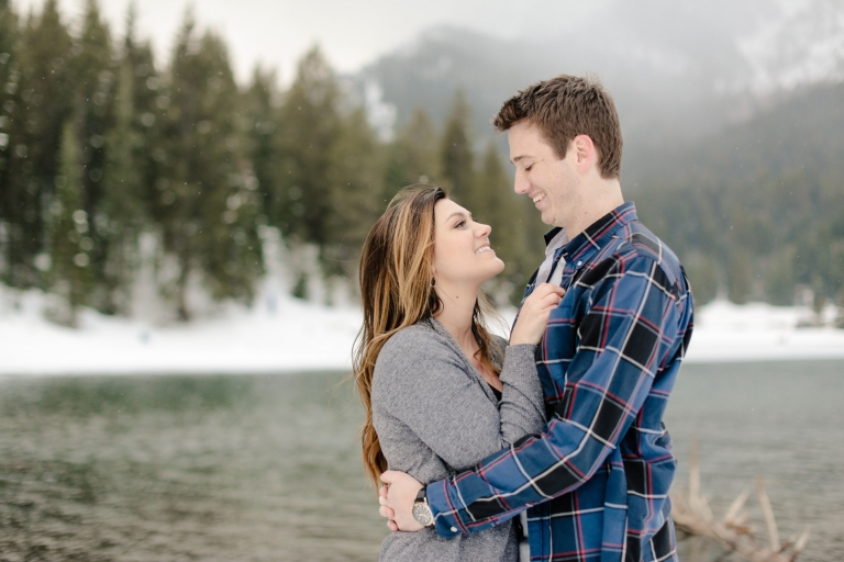 EK-Studios-Utah-Wedding-Photographers-winter-Engagements-in-the-mountains-utah032-Blog(pp_w768_h512)
