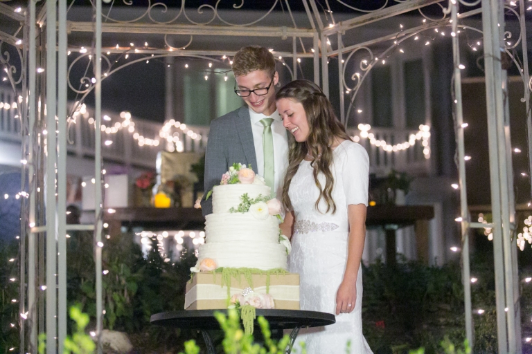 EK-Studios-Utah-Wedding-Photographers-Timpanogos-Temple-wedding-unique-outdoor-reception-052-Blog1(pp_w768_h512)
